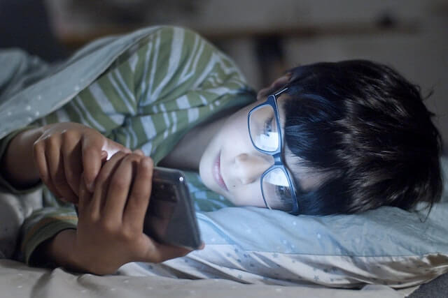 ילד בטלפון לפני שינה