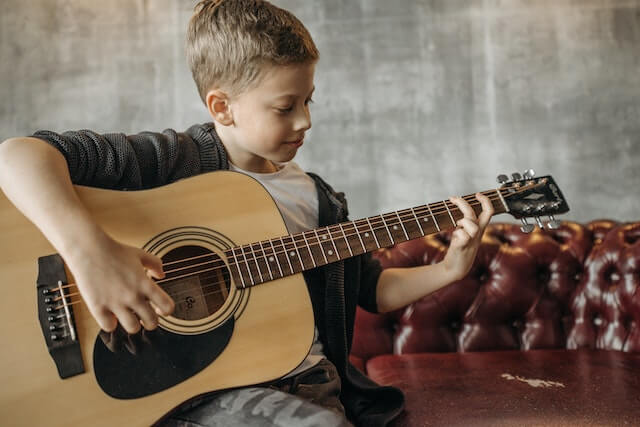ילד מנגן על גיטרה
